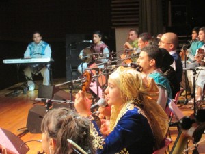 Des v&ecirc;tements traditionnels qui ajoutent au charme.