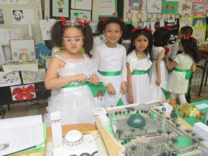 El&egrave;ves admiratives devant les travaux