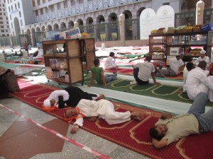 46 Répit à l'intérieur de la Mosquée entre les prières