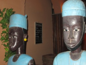 Beaucoup de sculptures &agrave; La Calebasse, lieu du repas... d'adieu