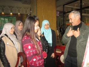 Allami explique &agrave; des jeunes un art pictural quelque peu d&eacute;laiss&eacute; dans la r&eacute;gion