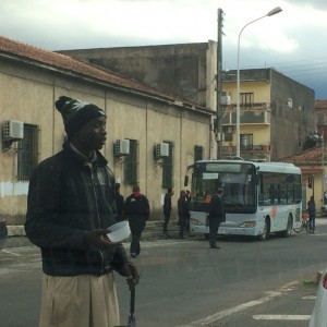 Avoir du mal &agrave; attirer l'attention et... la g&eacute;n&eacute;rosit&eacute; des automobilistes