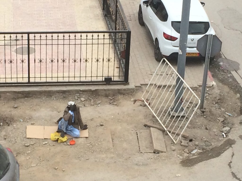 Seuls ou accompagn&eacute;s, les SDF occupent les trottoirs