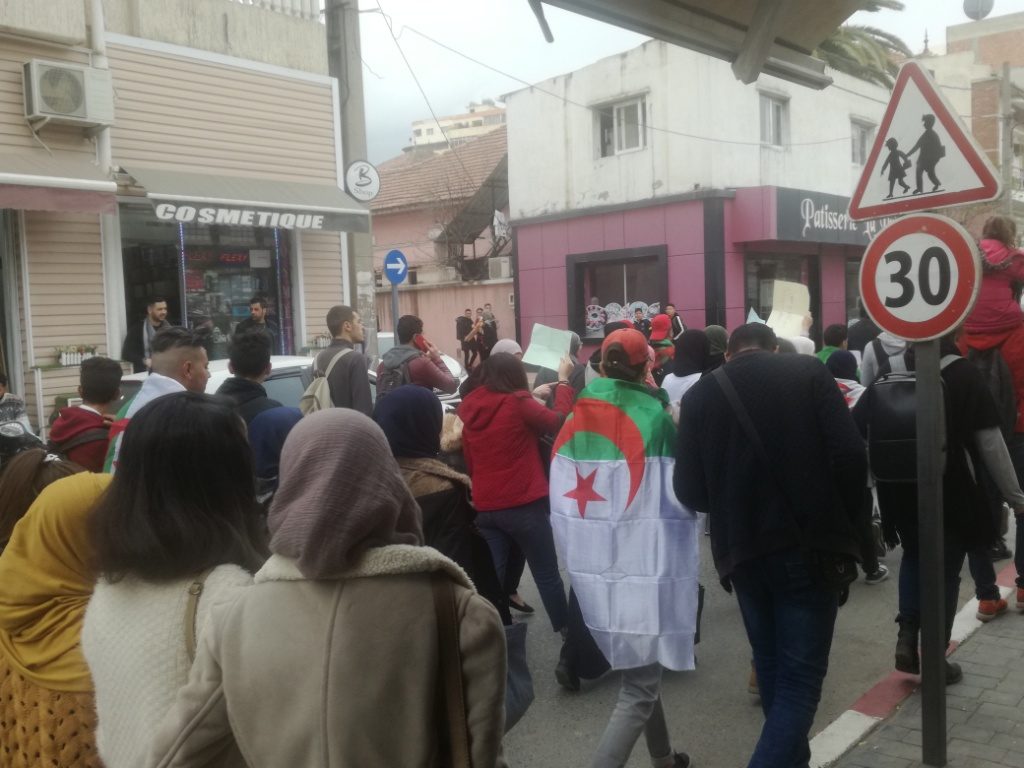Article : La rue dit « non » à Bouteflika