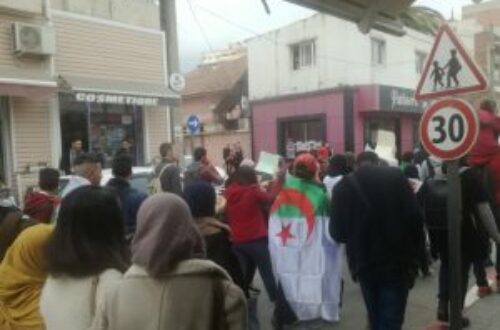 Article : La rue dit « non » à Bouteflika